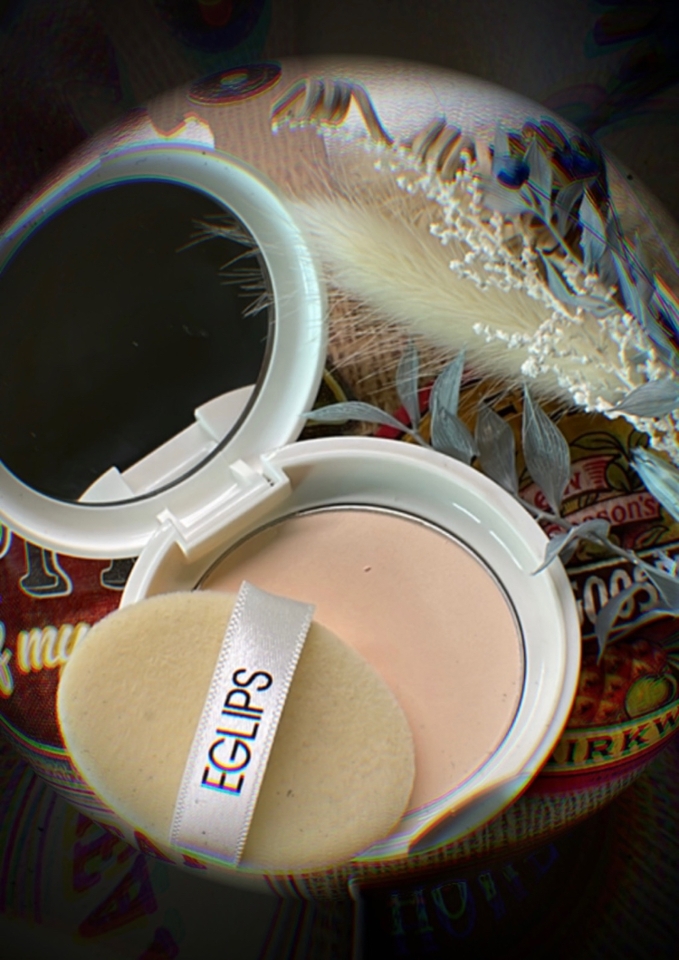 마지막으로 사용할 제품은 이글립스 오일 컷 파우더 팩트입니다. 이 제품은 살구색으로 된 팩트로, 전체적으로 톤 정리도 되고 남아있는 붉은기도 어느정도 커버를 할 수 있답니다.

🤍전체적으로 톤 정리
🤍붉은기 커버
🤍보송 + 부들 피부
🤍모공 부각 없애기👍
🤍메이크업 고정