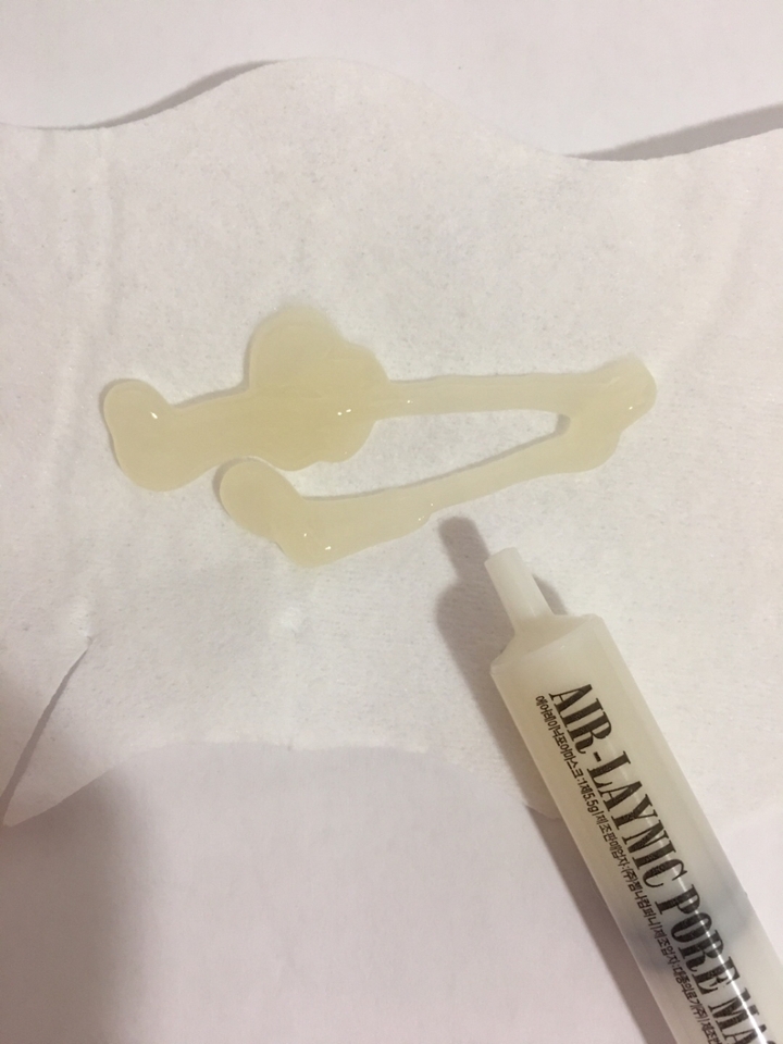 에어시트에 에어젤을 두텁게 발라주는 과정이에요 
직접 팩을 만들어서 써야하는 불편함이 있어요 