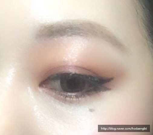 현아씨의 트레이드 마크인 점도 콕!
이제부터 #현아메이크업 시작할게요