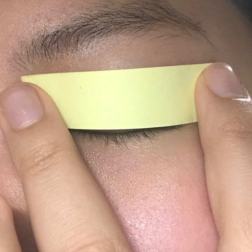 그 후 포스트잇이나 아무 종이를 눈에 얹고 눈의 굴곡을 재는데요! 이때 눈 길이 잴때와 마찬가지로 앞머리부터 눈 꼬리까지 재주면 됩니다