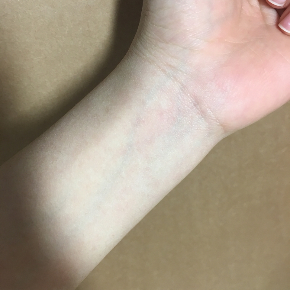 이건 파우더 바르기전의 팔목사진입니당