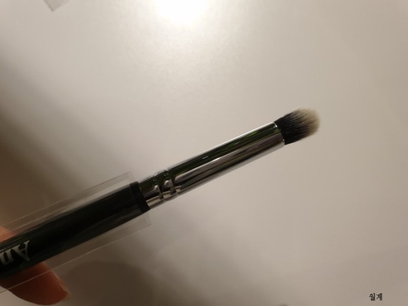포인트섀도우 브러쉬

손가락 같은 모양이라서 슥슥 바르기 좋은데, 
눈두덩 끝부분에 포인트컬러나 진한 음영컬러 바를때 생각보다 더 좋더라구요~ 오히려 납작한브러쉬보다 경계지지 않고 슥슥 쉽게 블렌딩할 수 있고 원하는 곳에만 바르기가 쉬워서 초보자들에게 제일 추천하는 아이브러쉬!

