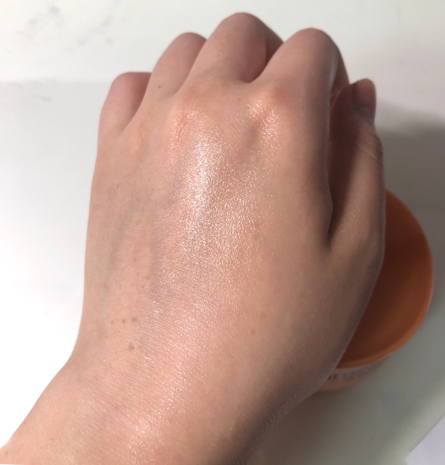 바른 직후 사진입니다!
딱봐도 촉촉해보이죠 ㅎㅎㅎ

저는 건성이긴한데 악건성은 아니라서
이 수분크림도 저한테 잘 맞았어요!
그런데 악건성이신 분들은 이 제품말고
콜라겐 딥크림이라고 있으니까 그것도 체험해보시면
좋을 것 같아요! 
향은 향료를 넣었는지..바디워시 향..?같은 향기가 나네요 ㅎㅎㅎ 강하다고 하는 분들도 많은데 저는 딱히 거부감이 들지 않았습니당
그리고 제가 민감성 피분데 가렵거나 여드름이 나지는 않았어요 (그래도 개인차가 있으니까 꼭꼭 매장가셔서 확인해보시고 구매하세요~~)

