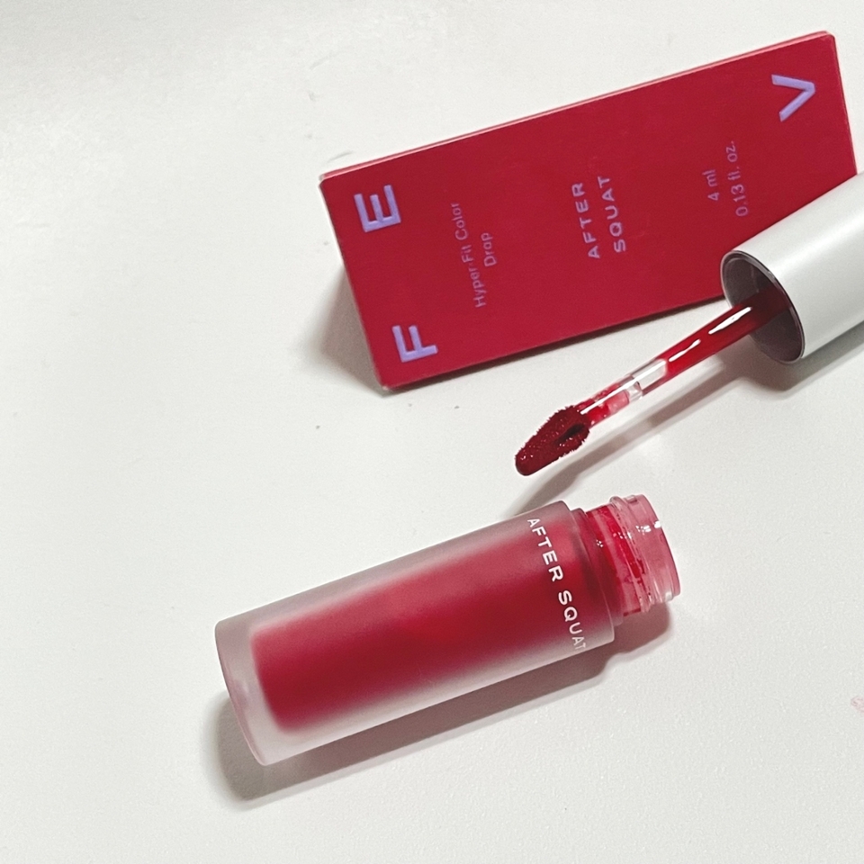 하이퍼-핏 컬러드롭은 총 4가지 틴트 색상이 있는데 저는 
그 중에서 맑은 레드인 04 에프터 스쿼트를 선택했답니다!

​어플리케이터는 살짝 물방울 모양의 팁으로 되어있고 가운데에 구멍이 뚫려 있답니다!
