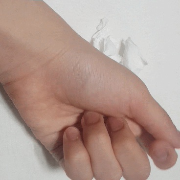 이 크림이 계속 겉돌지 않고 흡수력도 빨라서 끈적임도 얼마 없었어요.

보시면 끈적임이 얼마나 없는지 보시게 될겁니다
//0v0//