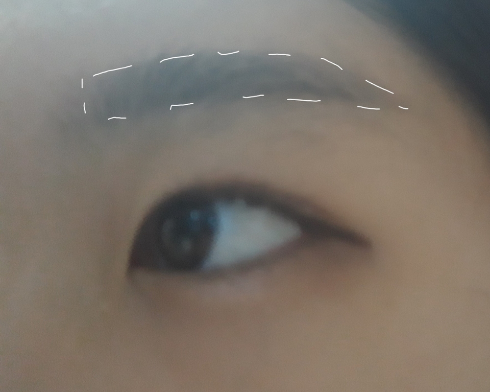 파우더를 브러쉬에 뭍혀 눈두덩이를 쓸어주기
퍼프로 눈썹에 파우더 처리를 한후
눈썹을 그려줍니당 

지금 조금 지워지고 그림을 이상하게 그려서 그렇지 전 일자눈썹을 그려요..