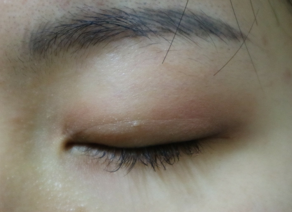 여리여리한 느낌을 주기위해 벽돌색 섀도우에 콕 찍은다음 에뛰드 초콜릿라떼 색과 섞어 눈앞머리와 끝쪽에 블렌딩해 발라줍니다