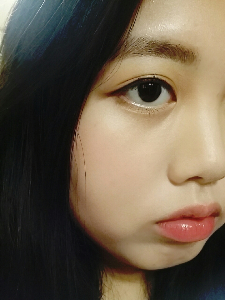 완성입니다!
( 전혀 안 닮았죠ㅠ)

아, 눈썹은 일자눈썹인데 제 눈썹 앞머리를 칠해주니까 화장이 급격히 진해지더라구요ㅎ