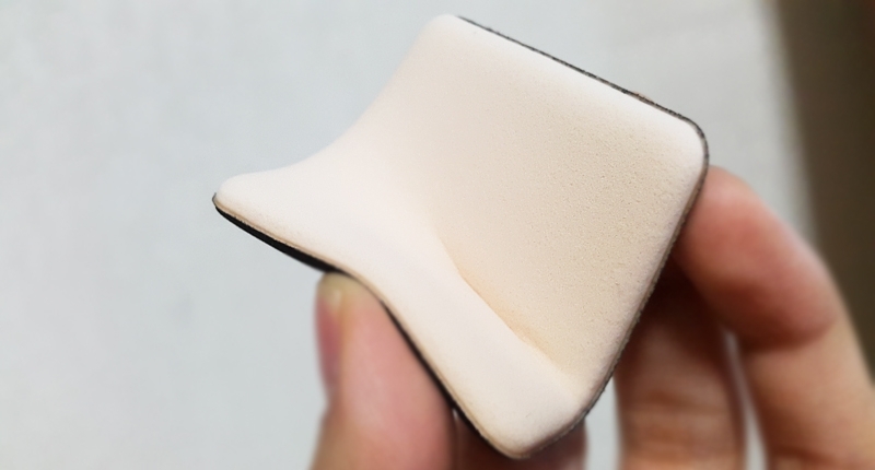 퍼프는 팩트같이 압축파우더를 바를때 사용하는 퍼프와 가까운 느낌이었어요.