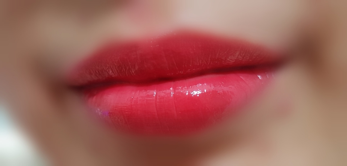그래서 탄생한 세번째 조합!
💋하루종일 탱글해💋
루비우 컬러를 그라데이션으로 먼저 깔아주고 그위에 미샤 립제품을 전체적으로 펴 발라줬어요!확실히 전 조합들보다 더 탱글탱글하죠!!정말 요 조합이면 하루종일 탱글 촉촉해요!입술각질이 뜰일이 없는 조합입니다..!!!!중요한약속이나 데이트때 발라주면 쵝오..!하루종일 탱글탱글한 입술 유지하고 싶다면 요 립조합을 추천드려요~♡