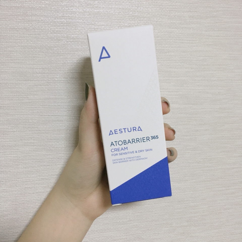 용량은 80ml로 한손에 쏙 들어오는 크기입니당
기존에 크림을 대용량으로 쓰고 있어서 좀 적은 양이지 않나 싶었는데
발라보니 그렇게 많은 양을 필요로하지 않아서 괜찮았어요😀