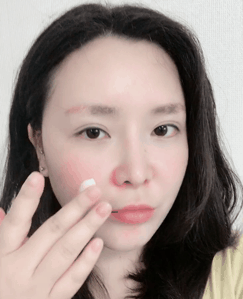 발림성은 부드러운데 보송보송하게 
마무리 되요!

톤업크림이 보통 바르면 뻑뻑한데
뻑뻑하지는 않았지만 

각질 정리 안하고 했을땐
좀 떠보일수 있겠다 싶었어요ㅠㅠ


