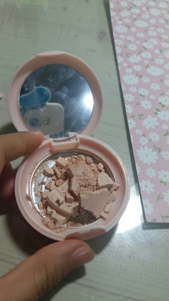 이렇게 팩트가 깨졌을 때 팩트 복구법이에요~~
다시 팩트 안사고 좋으것같아여~~