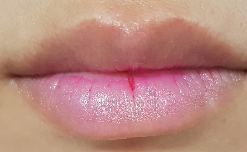 매트한 립을 바를것이기 때문에, 전날 립마스크를 해서 각질을 불려줍니다!
저는 아리따움의 진저슈가 오버나이트 립마스크를 사용했어요!