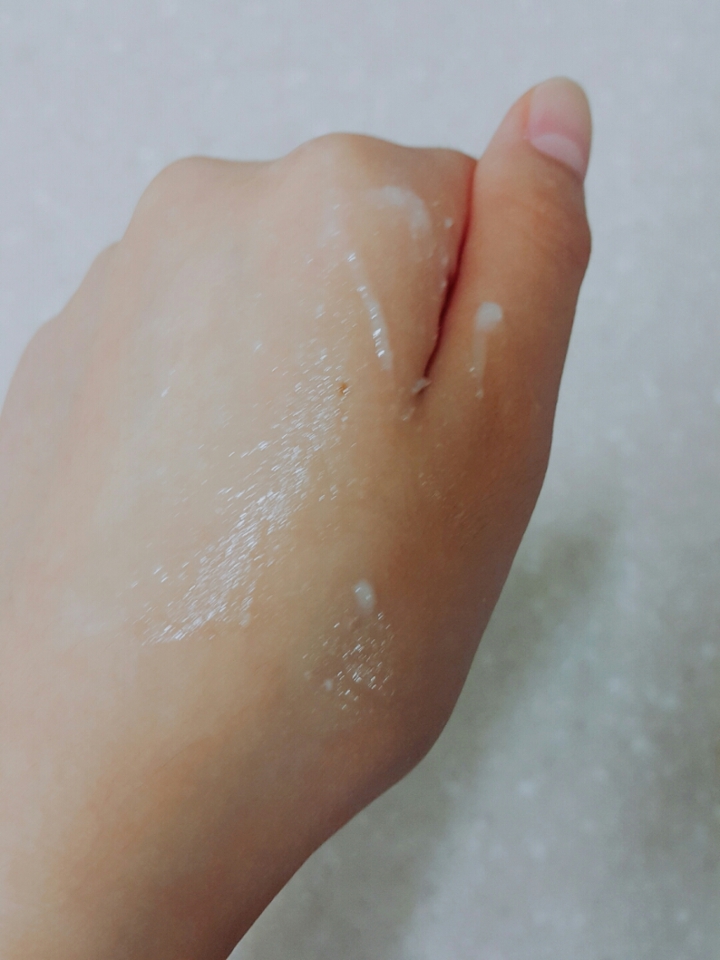 제가 필링제품은 이게 처음이라 다른것도 그러는지는 잘 모르겠는제 은근 자극이 되더라고여. 심한건 아닌데 좀 따가운정도? 세인후에는 약간 건조한것 같습니다