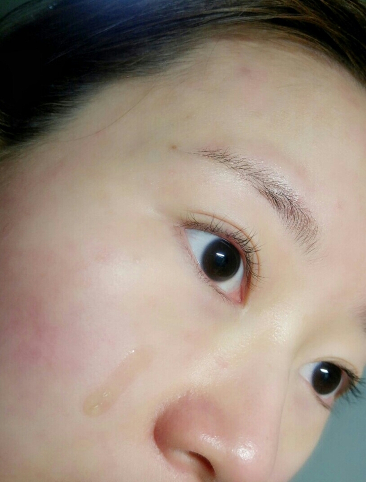 스포이드로 얼굴에 한방울 떨어뜨려보았습니당😜