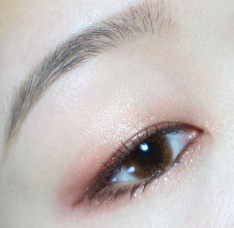 8.더샘 샘물 싱글 섀도우 PK01 더 로즈 로 눈 중앙 위아래 반짝임을 더해준다. 평소엔 이렇게 하는데 오늘은 아리따움 모노아이즈 No.134 픽시더스트 도 같이 발라봤어요. .