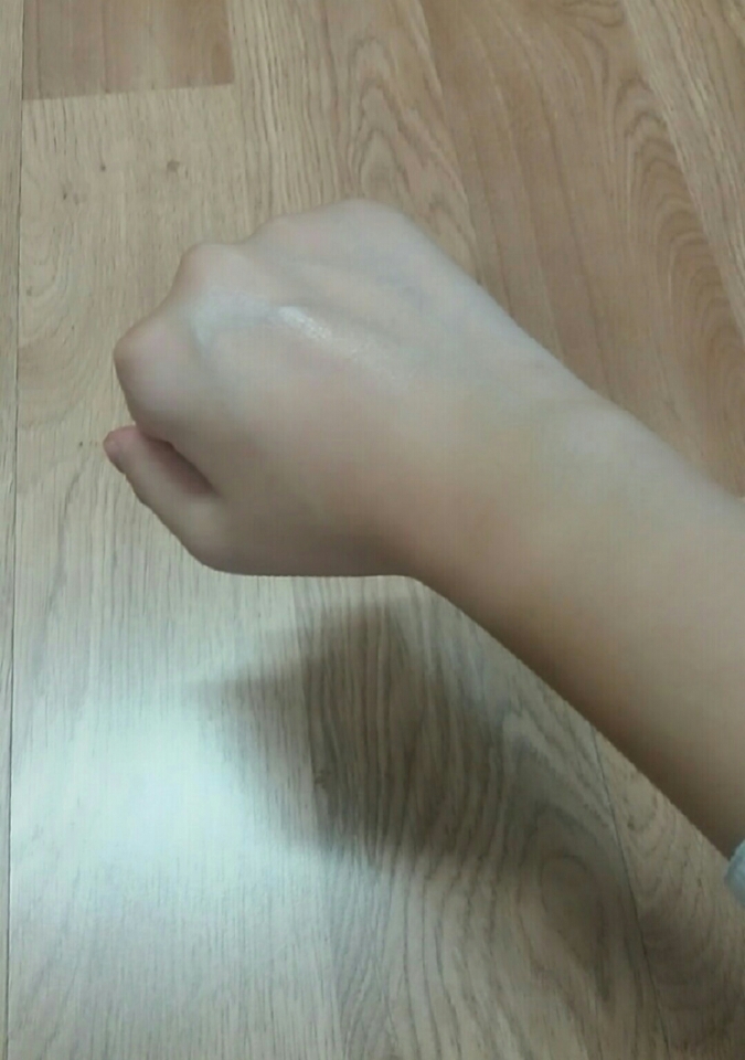 마지막짤은 화질이 좋질 못해서ㅠㅠ
카메라에 잘 담진 못했지만 자세히 보시면
손등이 되게 촉촉해진걸 보실 수 있을꺼에요ㅎ
아침에 직접 얼굴과 다리에(무릎쪽이 좀 건조해서 한번 바르고 가봤어요)바르고 외출했다가 돌아왔는데 왠걸...ㅇㅅㅇ
제가 진짜 광고하는것두 아니구 이건 진짜 영업템이에오ㅋㅋ아주그냥 칭찬 덩어리🐶꿀템♡*♡
무려 학교에있는-
 ..7교시까지 내내는 아니고ㅋㅋㅋ-6시간 가까이초크초크하게 피부상태가 유지되는거있죠ㅎㅎㅎ

