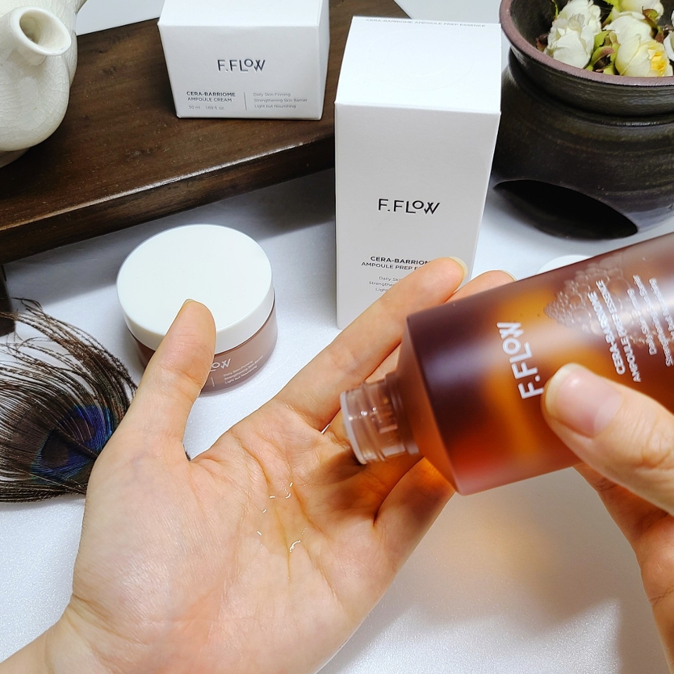 세라베리옴 앰플 프렙 에센스는 산뜻하지만 탄탄한 보습감으로 첫 단계 케어에 딱!

​

오일리하게 겉돌지 않고 깔끔하게 싹 스미면서도 보습감은 오래 가는 텍스쳐가 인상적이었던 제품이에요🧡

