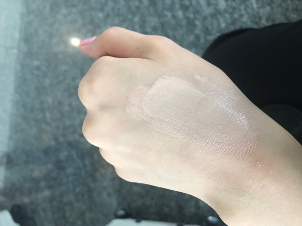 
살짝 발라봤는데요 정말 밝죠?? 
제가 파운데이션은 vdl 퍼펙트래스팅 a02를 쓰는데 이것보다 조금 더 밝다고 생각하시면 돼요. 
