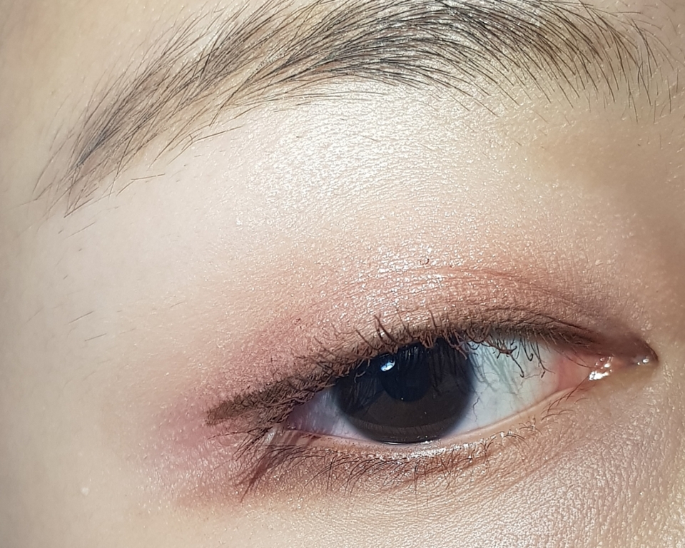 눈화장을 해봤습니다. 
1. 소프트휩으로 눈의 유분기를 정리한 다음, Hello, 코니를 베이스보다 살짝 좁은영역에 발라줍니다.
2. 소울메이트와 러브미를 섞어 쌍꺼풀 라인에 발라줍니다.
3. 베이비 츄로 눈 가운데를 밝혀주고 No.6을 베이비 츄보다 좁은 영역에 그어줍니다.
4. 아이라인과 마스카라를 해줍니다.