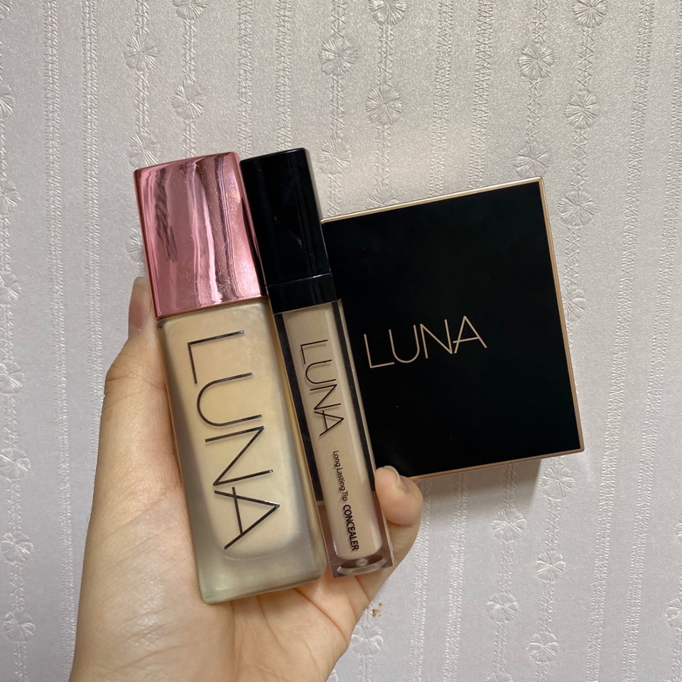 루나 보고있나 ? 파데랑 컨실러는 내돈내산이다 !!! 심지어 파데는 핑크뚜껑 버전으로 샀다규 !! 칭찬해죠요 ㅎㅎ
근데 아쉽게도 컨실러와 파데 모두 스테아릭애씨드 성분이 들어있어서 조심히 쓰고있습니다 ! 다른 제품들과 달리 아예 안쓰진 않아요 ! 군데 쿠션은 ㅠㅠㅠ 세상에 ㅠㅠㅠㅠ 이 성분이 안 들어잇어서 잘 쓰고있답니다 ❤️