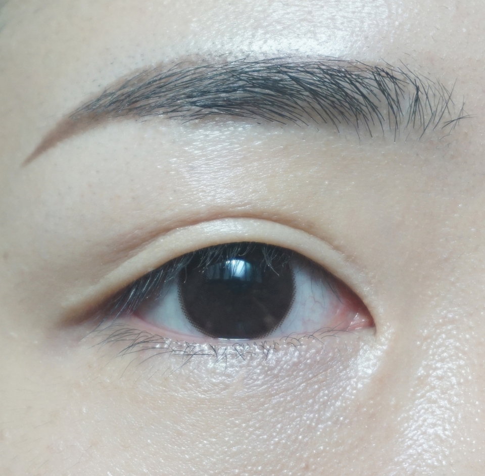 STEP 1. 눈썹은 부드러운 아치형으로 그려줍니다.