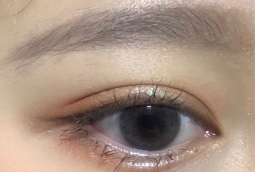 무필터 착용샷인데요! 착용하니 약간 푸른감이 없지않아 있죠? 살짝 남색+그레이 스러우면서도 약간 보라+그레이 같기도 해서 자연스럽게 그래픽이 어우러져요!! 