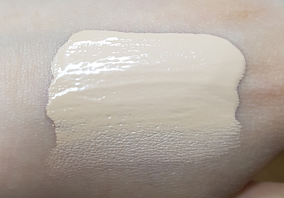 색상은 2호 로지 포슬린입니다
이름만보면 핑크빛 같은데 기존 1호 화이트 스킨에 비하면 옐로우 빛을 띕니다!