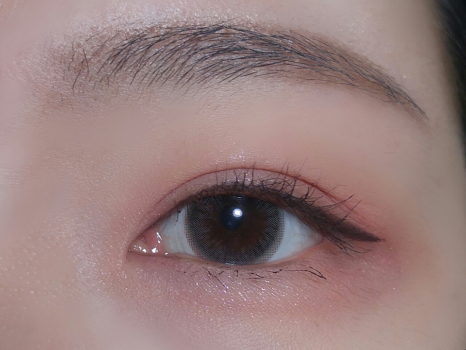 살짝 도화살 느낌도 나면서 가을에도 부담스럽지 않은 핑크브라운 메이크업이 가능한 제품이에요!!