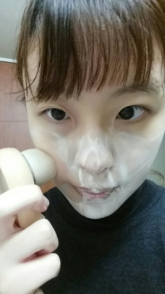 요렇게 .....
하다보면 기분이 좋아요^^
보들보들한 감촉이 거품과 만나 굉장히 
부드러워요  ..저는 코 중심으로 해 줘요 ..
피지랑 블랙헤드 많은 쪽으로~~


