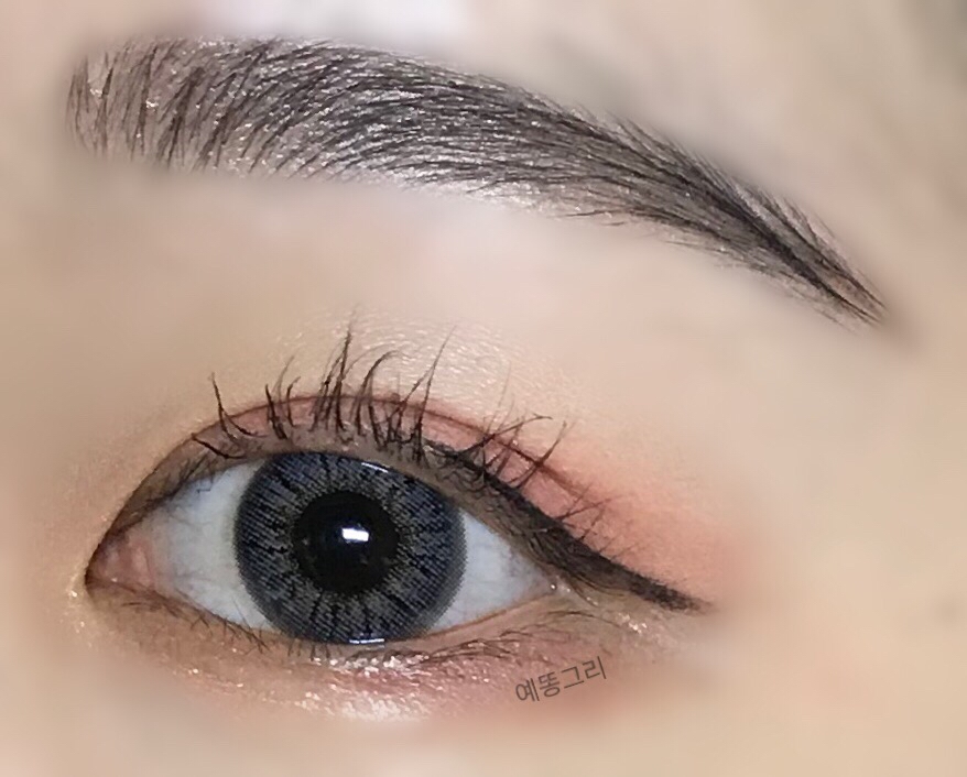 착용후

자연스러운 그레이 컬러의 렌즈입니당
엄청 튈정도로의 밝은 그레이는 아니고 차분해서 시크해보이는 렌즈입니다