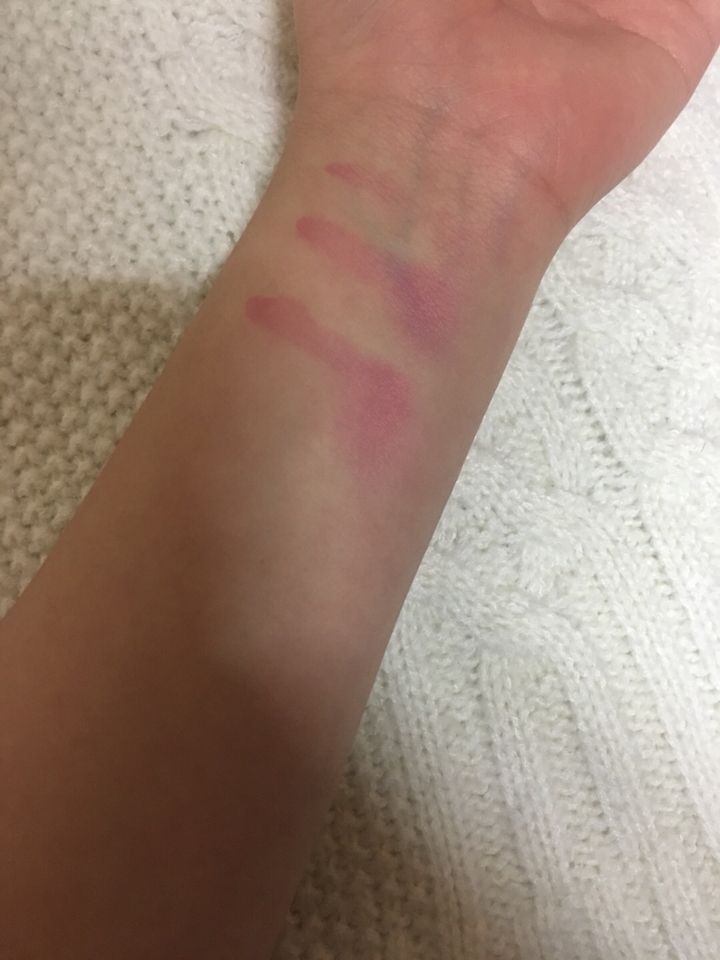 이건 한 3분 후 물티슈로 지운 착색샷입니당
나름대로 착색 양호한 편이죠??👍