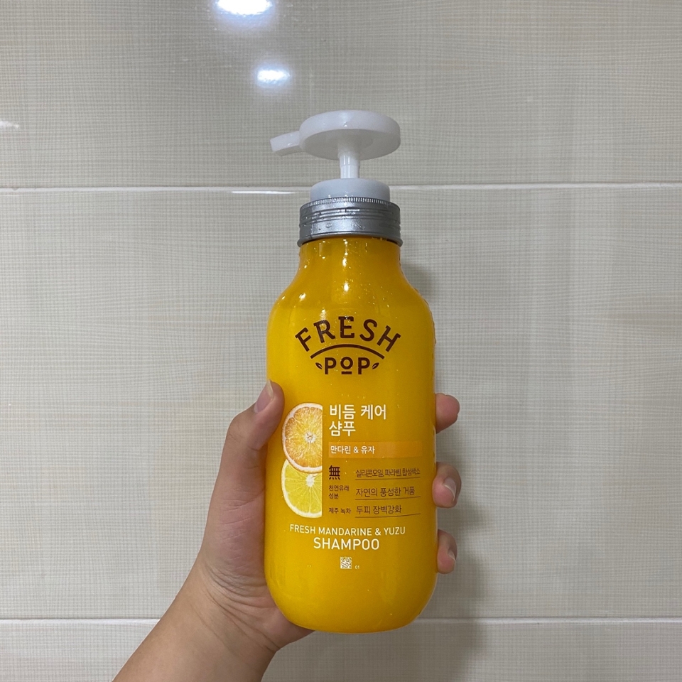 그 다음은 제가 사용하는 샴푸입니다 😁
저는 프레시팝 비듬케어 샴푸 만다린유자를 사용하고 있어요 !
