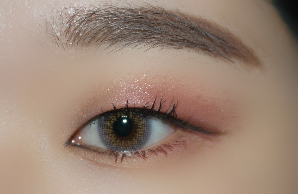 #뷰러 를 하고 #마스카라 를 해주세요
아래 속눈썹에는 #버건디 색상으로 해줬어요
검은색으로 하면 뭔가 뽝!진해지는 느낌?...