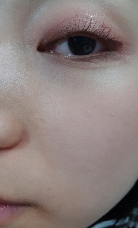 핑크모먼트를 애플존에 넓게 발라주고, 앤드로즈를 얼굴 앞쪽에 위치하도록 발라줍니다. 블러셔 색감이 영 잡히질 않아 셀카모드로 찍었습니다ㅠㅠ