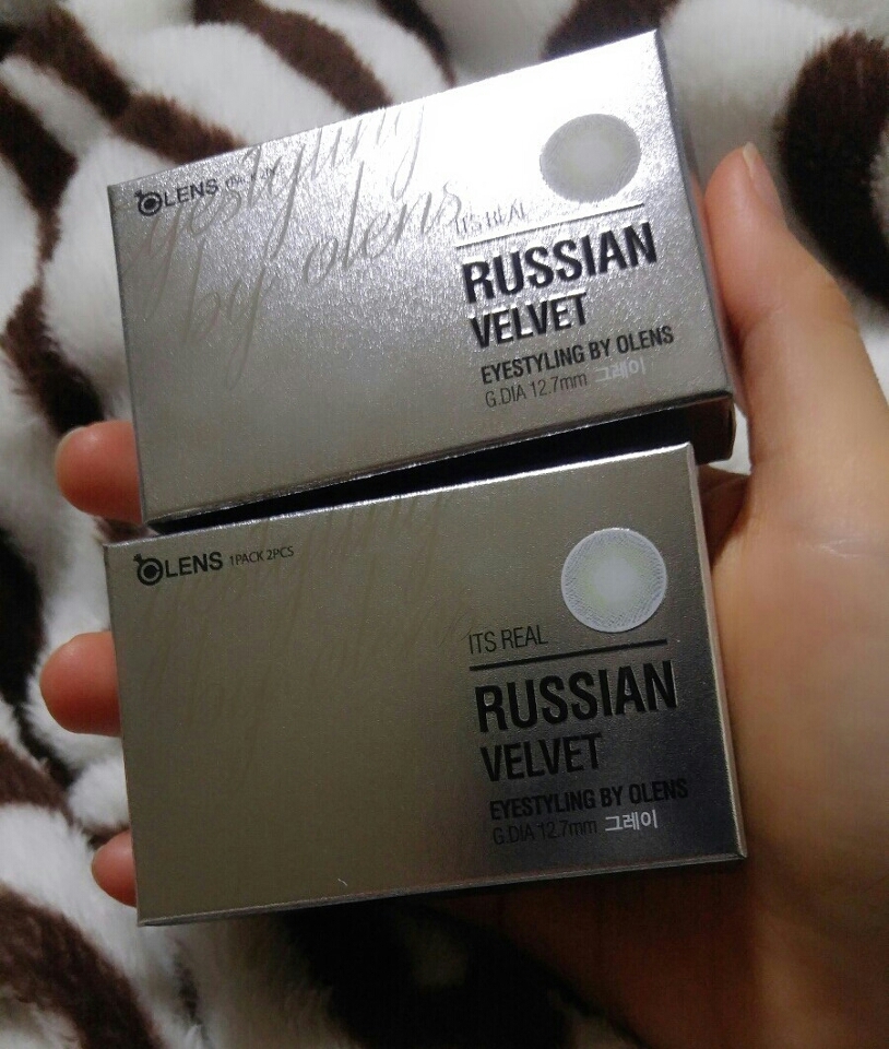 이게 바로 러시안벨벳입니다!!  러시안벨벳은 한달착용렌즈인데요 한 곽에 2개씩들어있어요~
저는 양쪽시력이 달라서 이런거 꼭 두곽씩 사야되요ㅠㅠ 