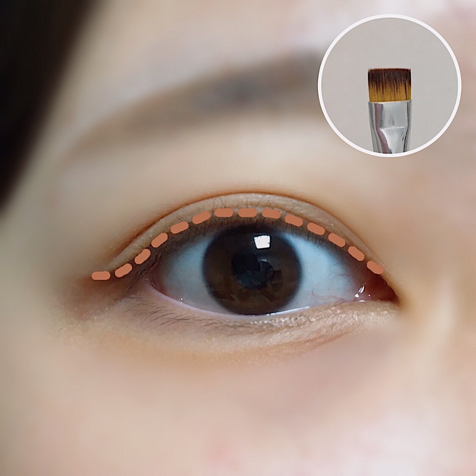 이번엔 일자선으로 되어있는 브러쉬로 아이라이더 가이드를 그려볼거예요 
