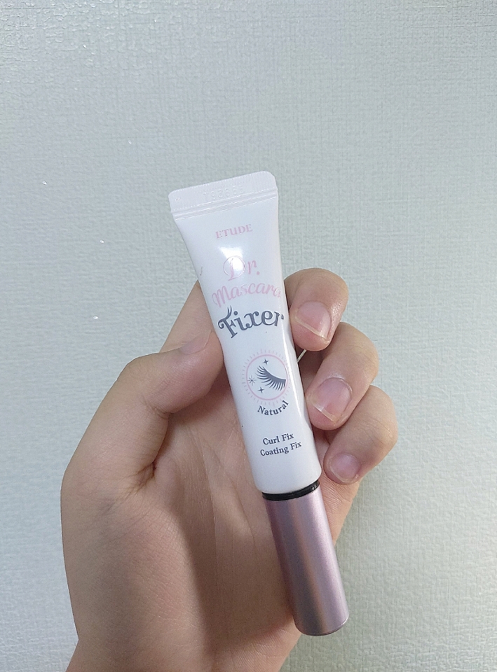 에뛰드 닥터 마스카라 픽서 01 내추럴
6500원

최근에 올리브영 갔다가 산 제품인데, 학교에 마스카라를 바르고 가기에는 아뮤리 자연스러운 마스카라라도 본연의 속눈썹과 비교해봤을 때에는 차이가 있기 때문에 투명한 용액의 마스카라 픽서를 발라주었어요!