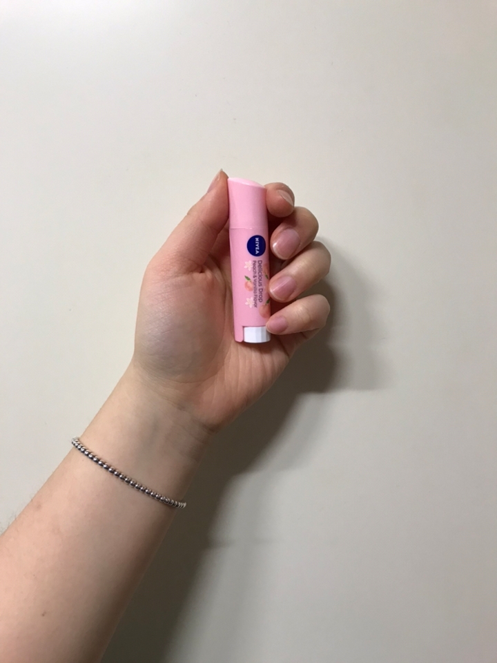 딱 한 손에 들어오는 크기입니당!! 
저 밑에 흰 부분을 돌려서 사용하는 거예용😋