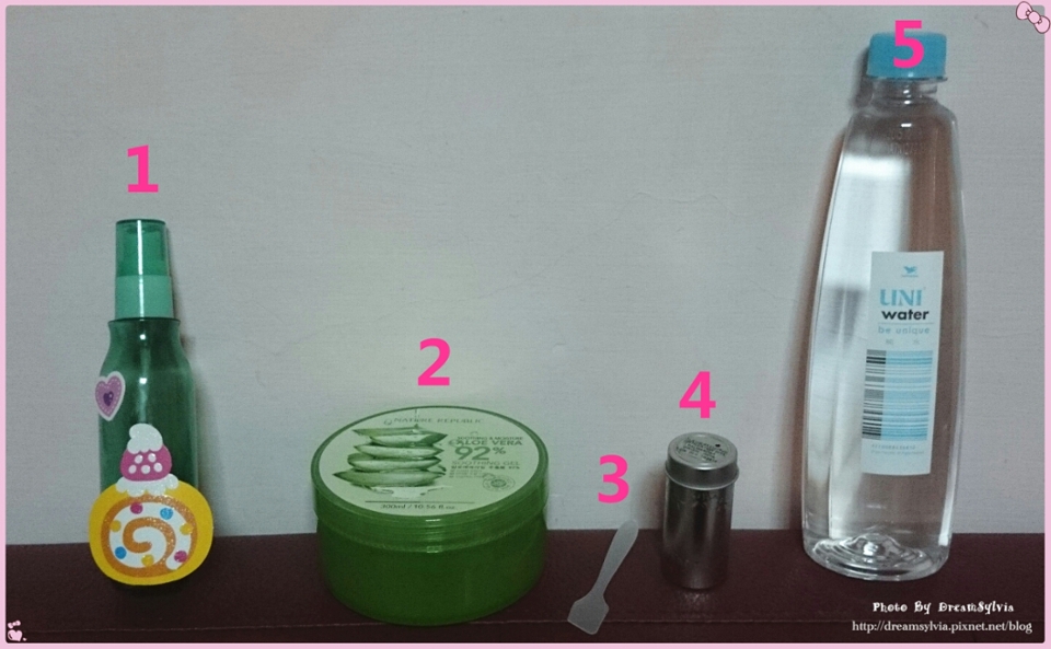 首先材料非常簡單
1.噴霧空瓶一個 
2.Nature Republic 92%蘆薈凝膠
3.小挖勺
4.玫瑰草精油 
5.礦泉水一瓶