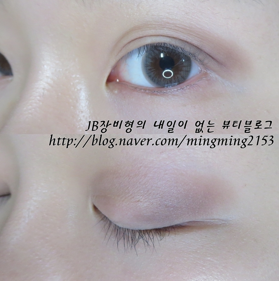 오늘의 아이메쿠는 간단하면서 복잡합니다 
(부들부들)(거지같은설명)

우선 맥 더스키로즈 타임즈나인의 
가장 아랫줄 오른쪽 브라운컬러를 
뒤가 더 긴 쉐입으로 발라줄게요,

중간은 비우듯이 터치해서 
어두워 보이지 않게 하는게 포인트!!
