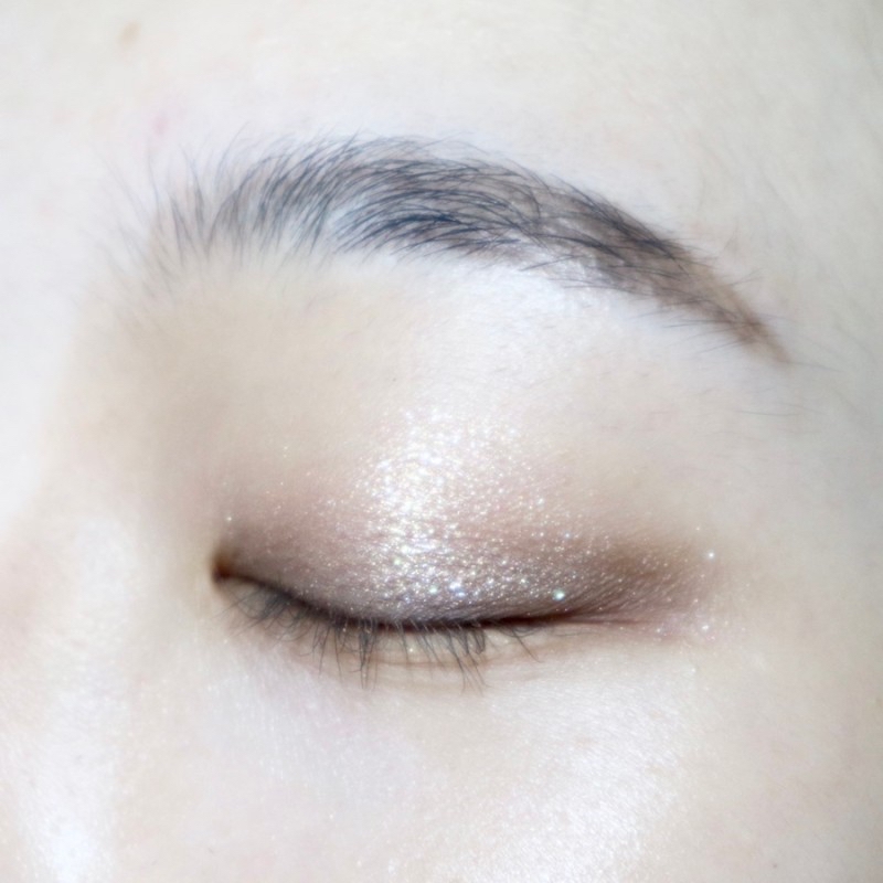 중앙부를 위주로 살살 퍼트려주면

까마귀 마음을 백번 이해하게 되는,,,

​

사실 요 팔레트에 펄이 두개인데

저는 두개 중에 요 베이지톤의 펄만 써요 ㅎ

​

나머지 하얀색 펄은

약간 습식펄(?) 끈덕끈덕한

입자가 엄청 큰 화이트펄이라서

제 취향은 아닙니다. (단호)