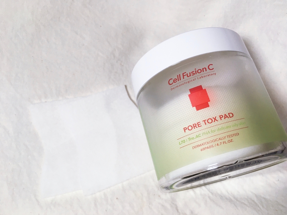 준비물은 얇은 스킨팩 화장솜과 패드만 있으면 돼요!
사실상 패드에서는 토너 내용물만 사용할 거구요 ㅎㅎㅎ
솜은 도톰한 것보단 최대한 얇은 스킨팩 화장솜을 사용해주시는게 제일 좋아요! 밀착력 때문도 있지만, 팩을 붙인 다음에 흡수시키는 과정을 거쳐야하기 때문에 최대한 얇은 걸 쓰시는걸 추천드려요!