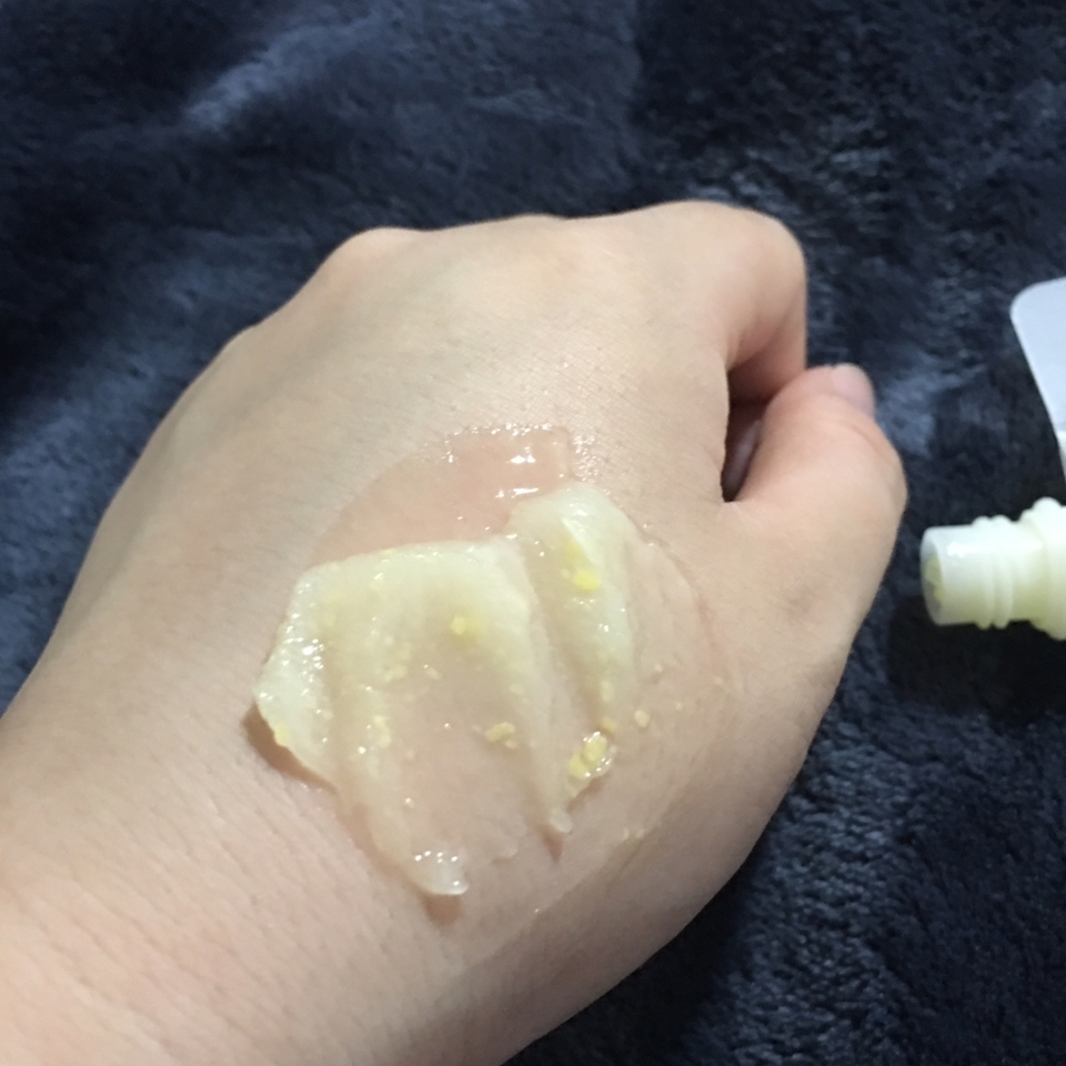 촉촉하고
여름철 더워서 모공이 너무 걱정될때 쓰면 너무 좋습니다
시원하고 수면팩이라 팩효과 까지 
쉽게 관리 할 수 있어서 좋아요