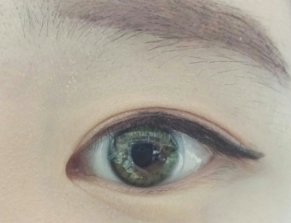 붓펜아이라이너로 점막을 꼼꼼히 채우고 꼬리를 살짝올려 그려주세요~
꼬리를 그릴때 꼬리를  어디까지올릴지 끝에 먼저 점을찍어두고 그리면 조금 더편해용
*사용제품-네이처리퍼블릭