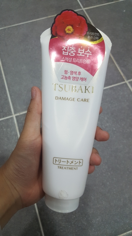 일단 겉표면은 하얀색입니다! 올리브영에서 구매하실 수 있어요! 저는 일단 상한 머릿결을 위하여 데미지케어 제품을 구매했어요!