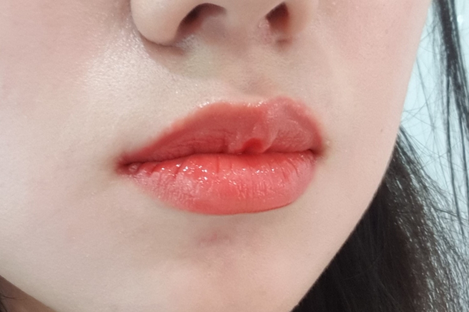 ㅇㅣ 컬러가 제가 구매한 609호에요
투명해서 내 입술도 비치고 촉촉하면서 자연스러운 코랄컬러에요