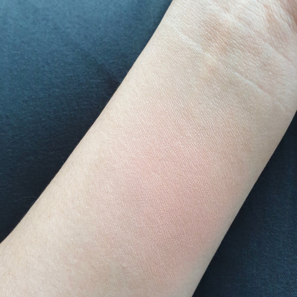 
저는 까만 피부의 24호에요. 

그래서 손목에 발색했더니 사진으로는 색감이 잘 안잡혀요.

하얀 피부에서는 코랄빛이 더 맑고 선명하게 올라오구요.

까만 피부에서는 자연스러우면서 매력적으로 발색됩니다.