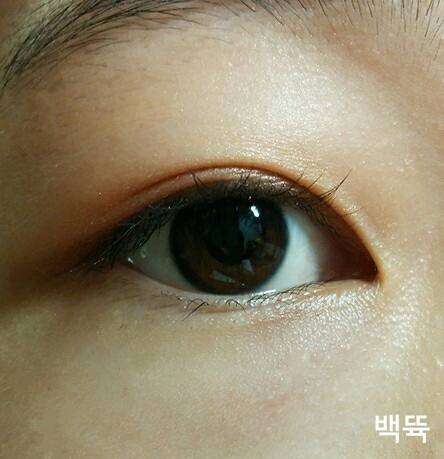 눈위에 얹어봤는데 진짜이쁘죠ㅜㅜㅜ 눈썹은 무시해주세용..제가진짜 이사진하나 구하려고 폰으로 엄청 힘들게 찍었어요ㅜㅜ 카메라가 없어서ㅜㅜ 그래도 봐주세용ㅜㅜㅎ 지금까지 백뜍이었습니다! 궁금하신점있으시면 댓달아주시고 좋아요는 큰힘이되용!😍😍